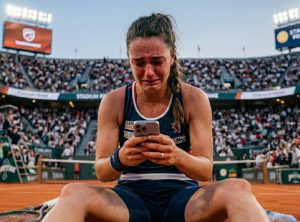 Tenista leyendo un mensaje ofensivo en su móvil
