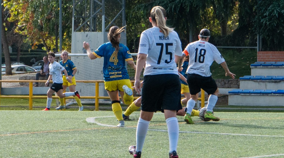 Jugadoras de fútbol en un partido