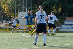Jugadoras de fútbol en un partido