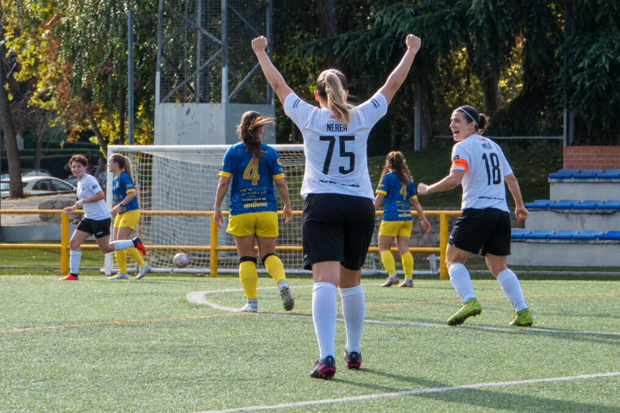 Jugadoras de fútbol celebrando tras meter un gol